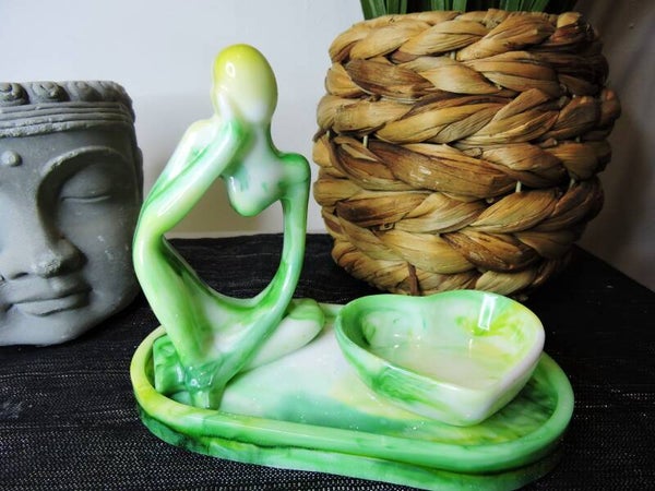 penseur + coeur sur socle vert et blanc