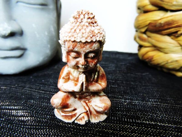 petit bouddha marron et blanc