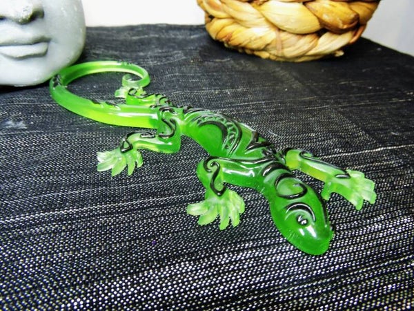 salamandre verte phosphorescente et noire