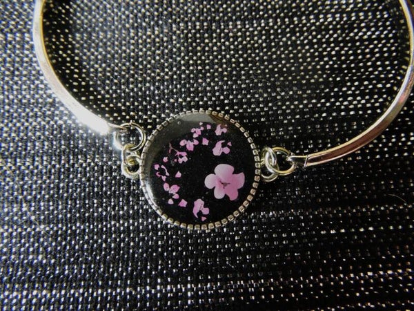 bracelet fleurs roses sur fond noir