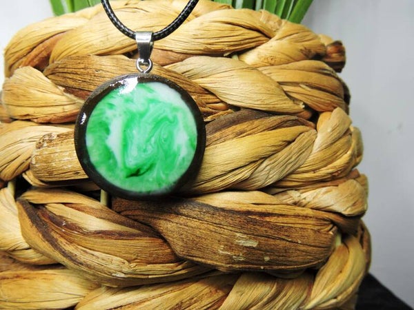 collier pendentif en bois /résine vert