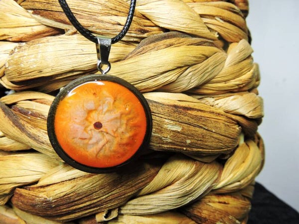 collier bois / résine orange