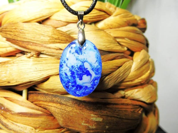 collier abstrait bleu/blanc