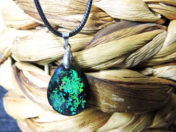 collier noir pailleté vert