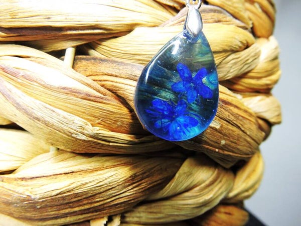 collier fleurs bleues en transparence