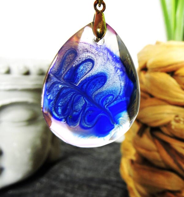 collier abstrait bleu en transparence