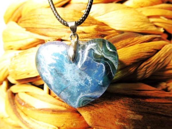 collier coeur abstrait bleu