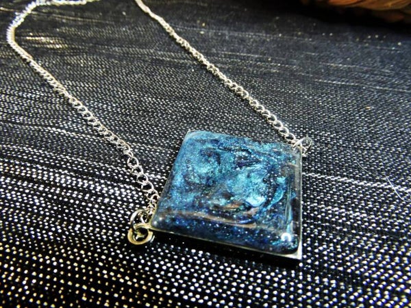collier transparent et bleu