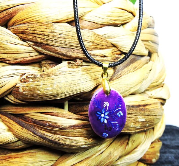 collier violet avec fleurs bleues