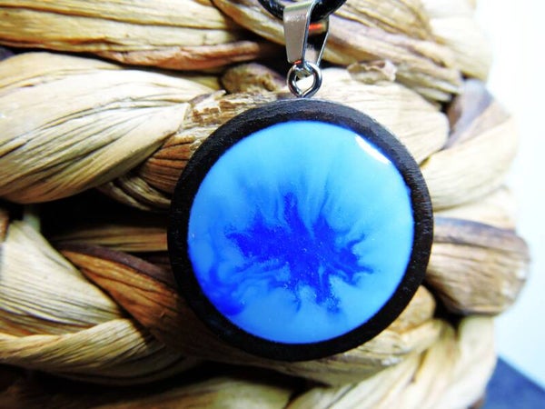 collier bois/résine bleu