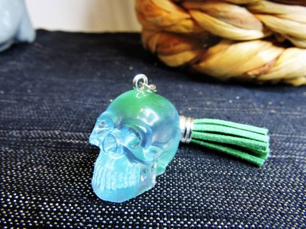porte clès crâne/ skull bleu crystal et vert