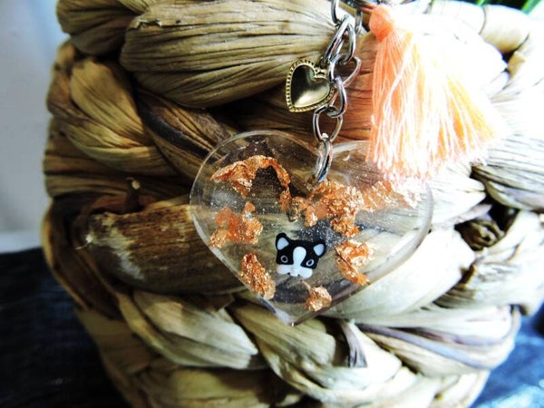 porte clés coeur avec feuilles d'or et bouledogue