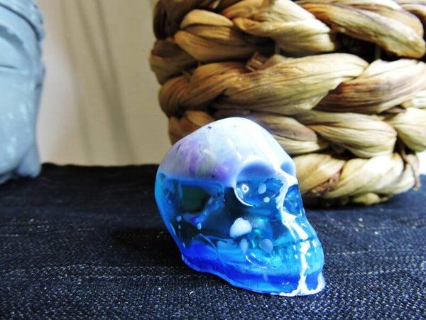 crane/ skull bleu translucide