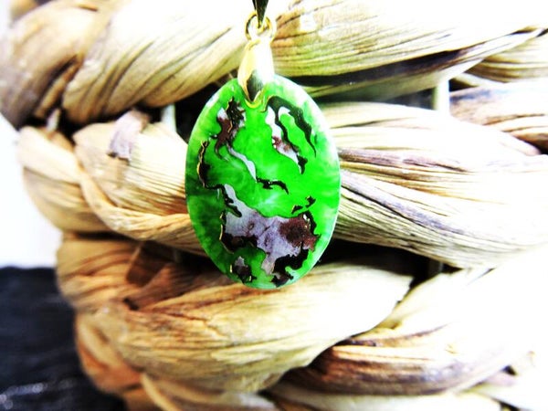 collier vert à motifs abstraits