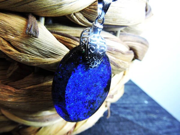 collier noir et bleu