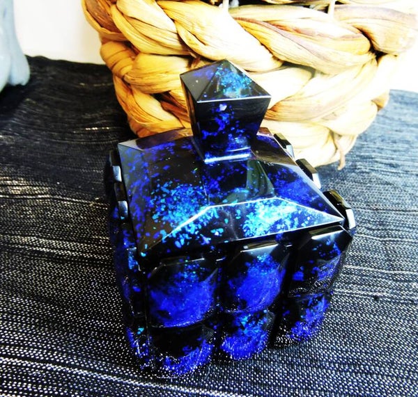 boité carrée noire et bleue