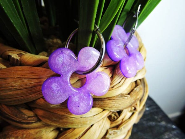 créoles + fleurs violettes/roses