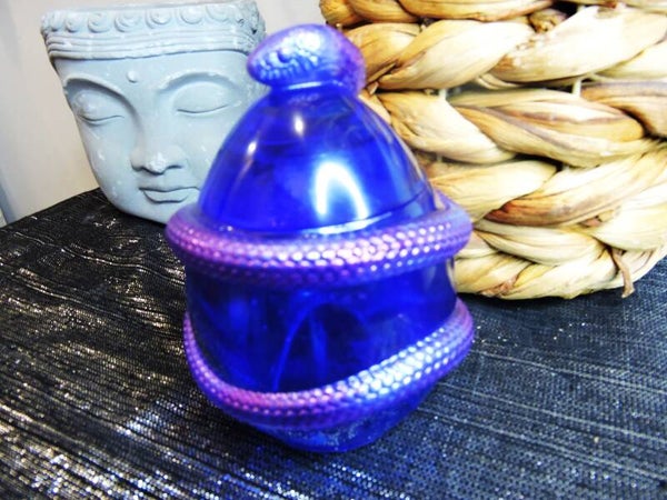 boite serpent violet fond bleu