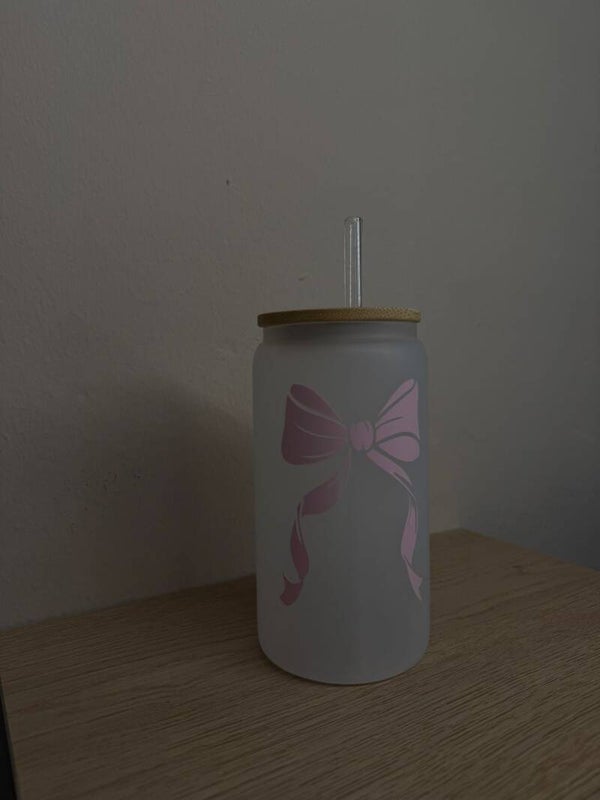 Glasbecher mit rosa Schleife – inkl. Glasstrohhalm & Bambusdeckel