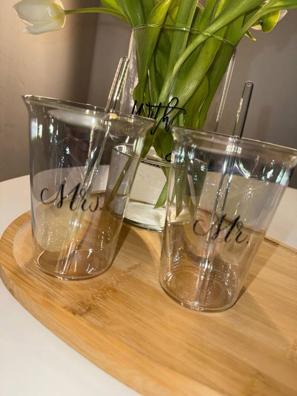 Minimalistische Glasbecher „Mrs & Mr“ mit Glasstrohhalm