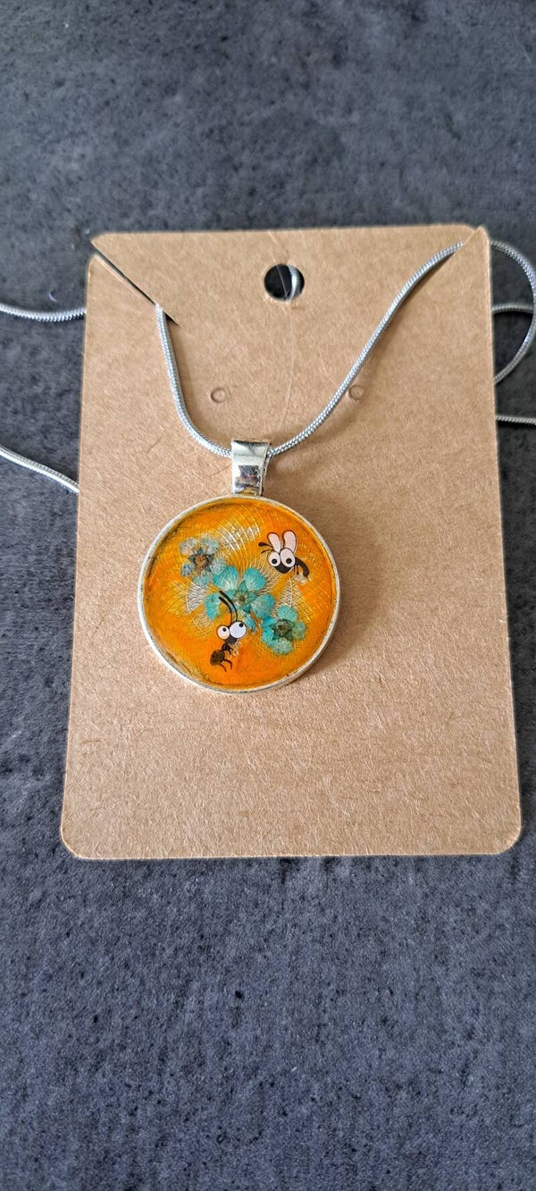 Collier en résine UV