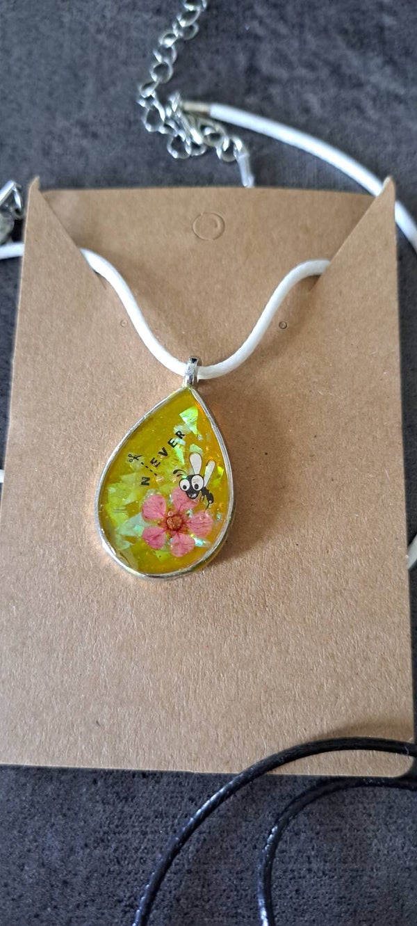 Collier en résine UV