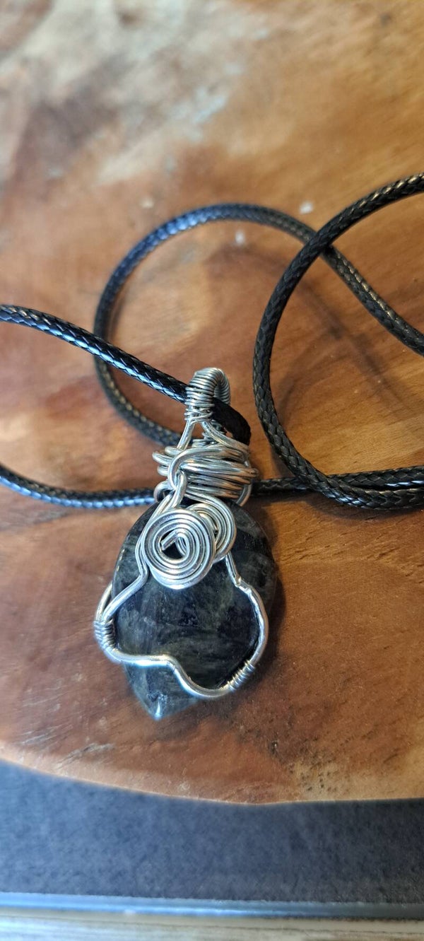 Collier en fil d'aluminium et sa pierre en LABRADORITE