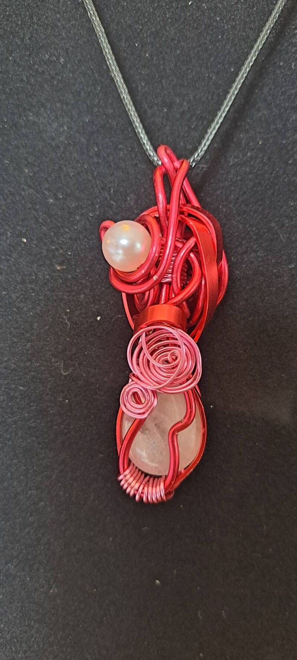 Collier en fil d'aluminium et pierre de Quartz Rose