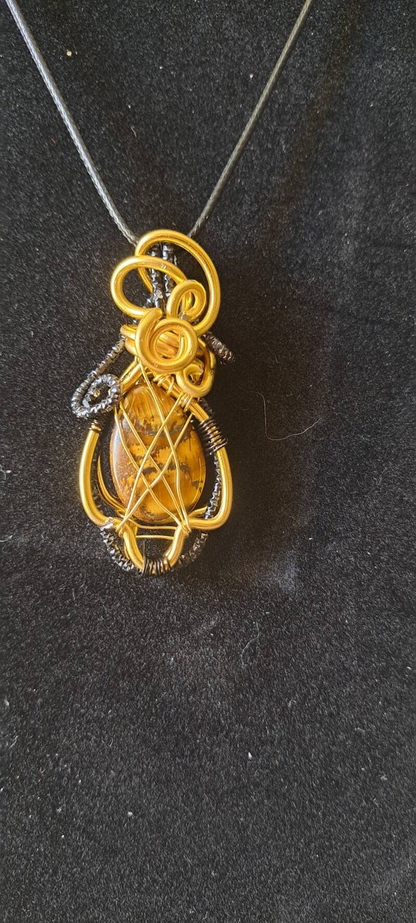 Collier en fil d'aluminium et pierre Œil du tigre