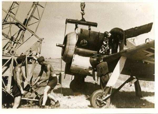 motor verwisselen van een FW-190  (Persfoto, PK-Aufname, Pressphoto)