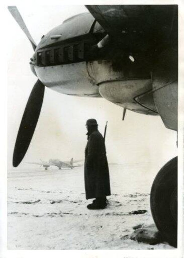 Op wacht op een vliegveld in Noord-Frankrijk (Persfoto, PK-Aufname, Pressphoto)