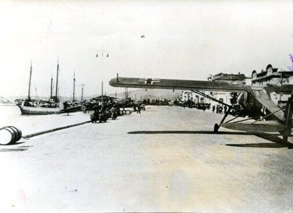 Koerier vliegtuigen in de haven aan de Egeïsche zee (Persfoto, PK-Aufname, Pressphoto)