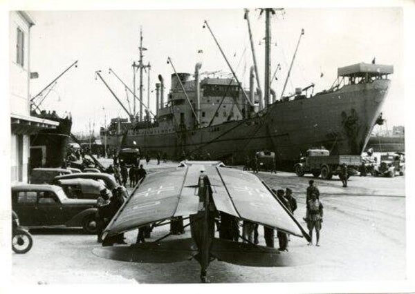 Storch gereed om aan boord te gaan (Persfoto, PK-Aufname, Pressphoto)