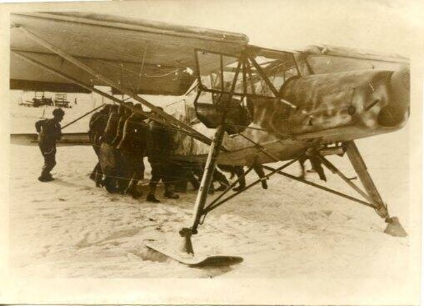 Fieseler Storch wordt uit de sneeuw getrokken (Persfoto, PK-Aufname, Pressphoto)