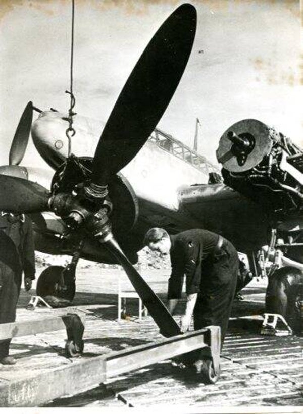 Me 110 linker motor wordt vervangen (Persfoto, PK-Aufname, Pressphoto)