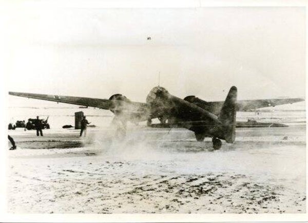 Junkers Ju88 rolt naar de startbaan (Persfoto, PK-Aufname, Pressphoto)