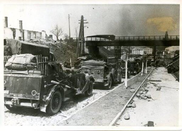 Opmars Duitse troepen in Grodno 1 juli 1941 (Persfoto, PK-Aufname, Press-photo)