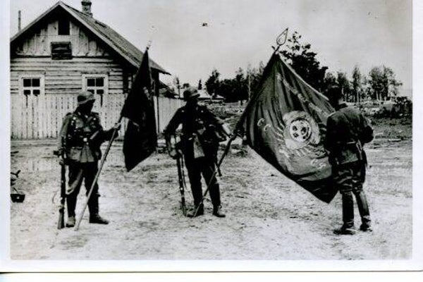 Veroverde Russische vlag (Persfoto, PK-Aufname, Press-photo)