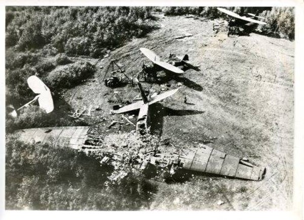 vernietigede viermotorige Russische bommenwerper (Persfoto, PK-Aufname, Press-photo)