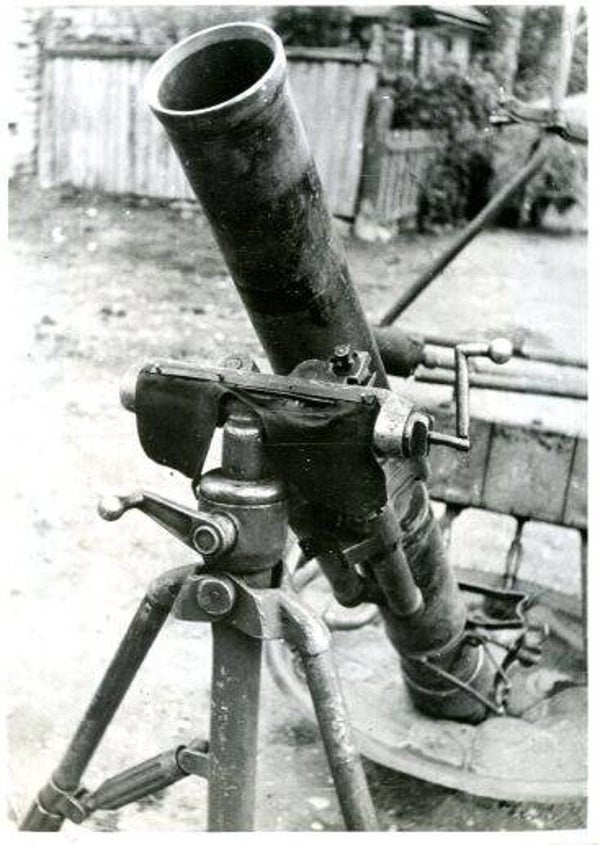 Zwaar Russisch Mortier (Persfoto, PK-Aufname, Press-photo)