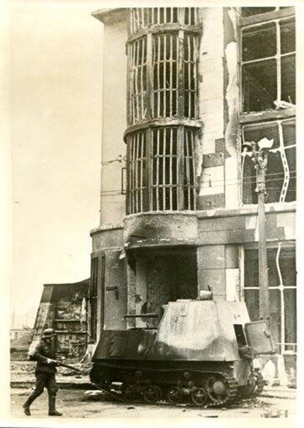 een Russische tank voor een gebouw in Charkow 6 nov 1941  (Persfoto, PK-Aufname, Press-photo)