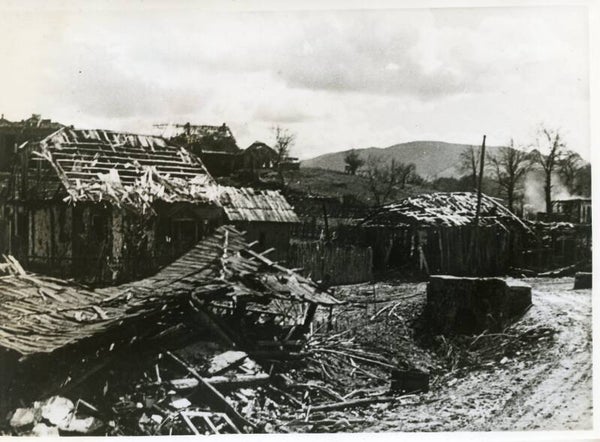 Door artillerie en bombardementen vernietigd dorp (12 nov 1942)