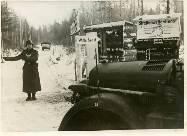 Duitse militaire politie als verkeersregelaar (30 dec 1942)