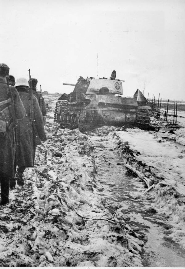 Duitse Infanterie loopt voorbij een Russische tank (1 mei 1942)