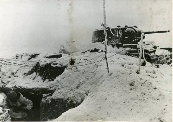 Dekking achter vernielde tanks 6 feb 1943