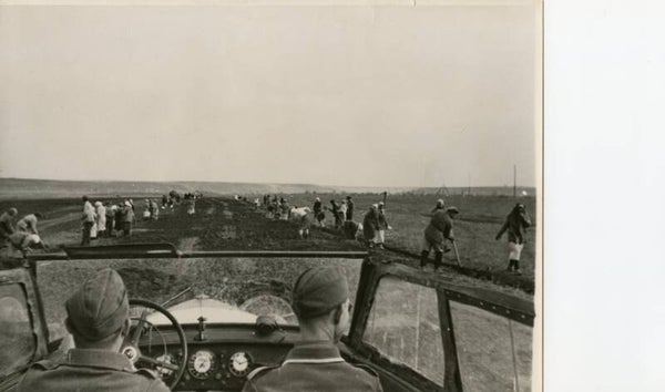 Vrouwen aan het werk om de straten te verbeteren Maikop (4 jan 1943)