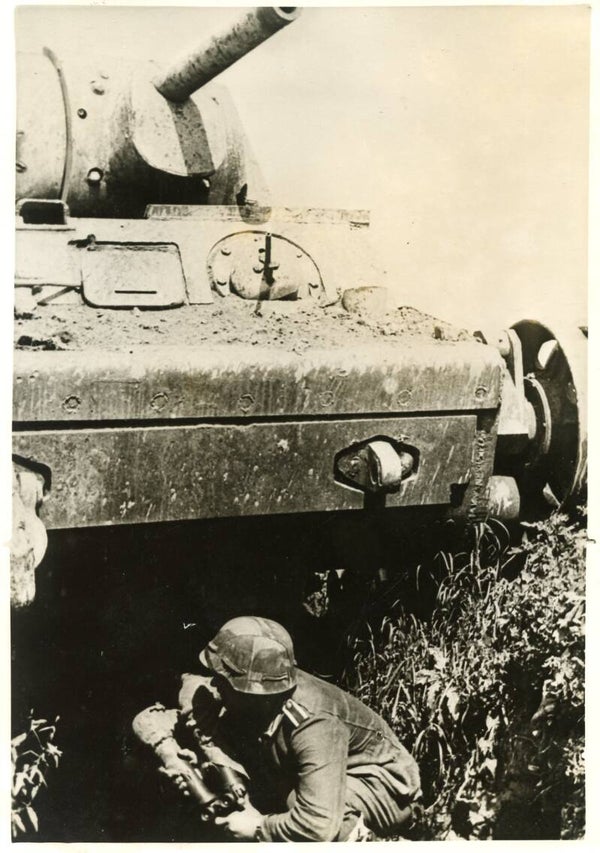 Bescherming zoeken bij een uitgeschakelde tank (23 aug 1943)