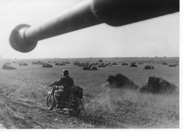 Motorrijder haast zich naar voren (31 aug 1943)