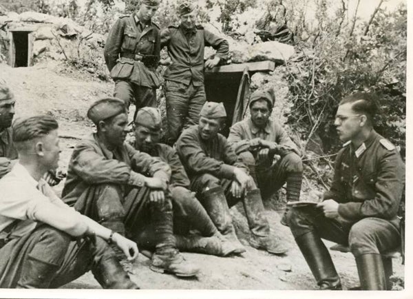 Ondervragen van gevangenen bij Sewastopol (14 juni 1942)