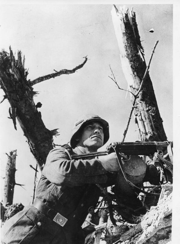 Duitse soldaat in het Geestenbos ten zuiden van het Lagodameer (5 sep 1943)